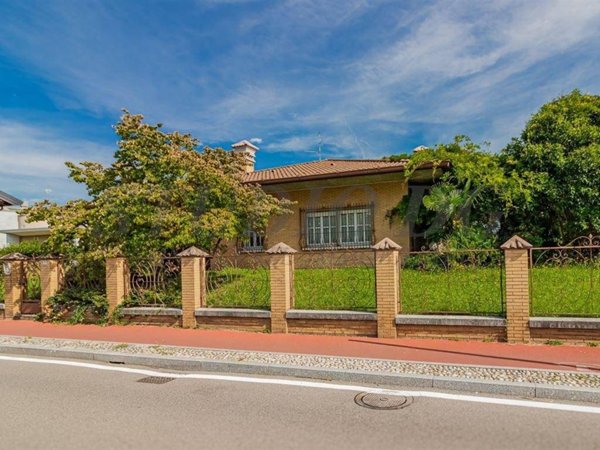 casa indipendente in vendita a Seveso in zona Baruccana