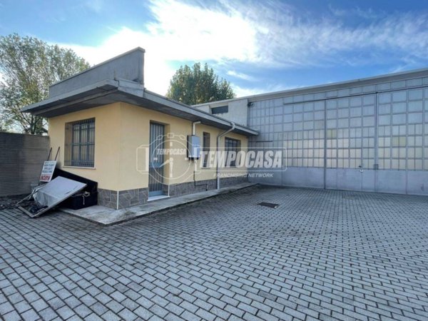locale commerciale in vendita a Seveso in zona Baruccana