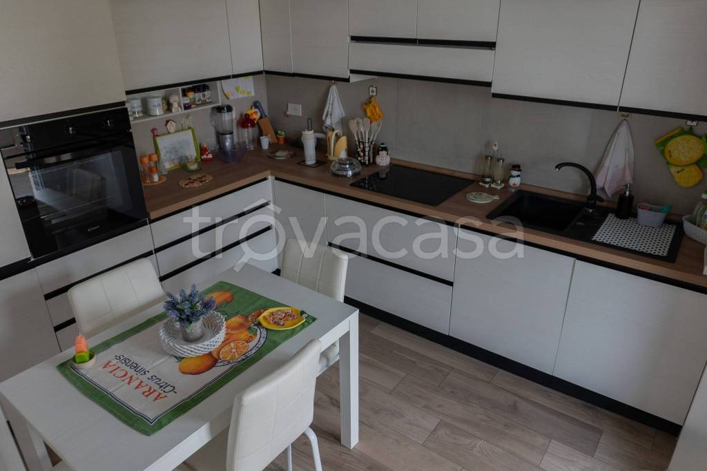 appartamento in vendita a Seveso in zona Baruccana