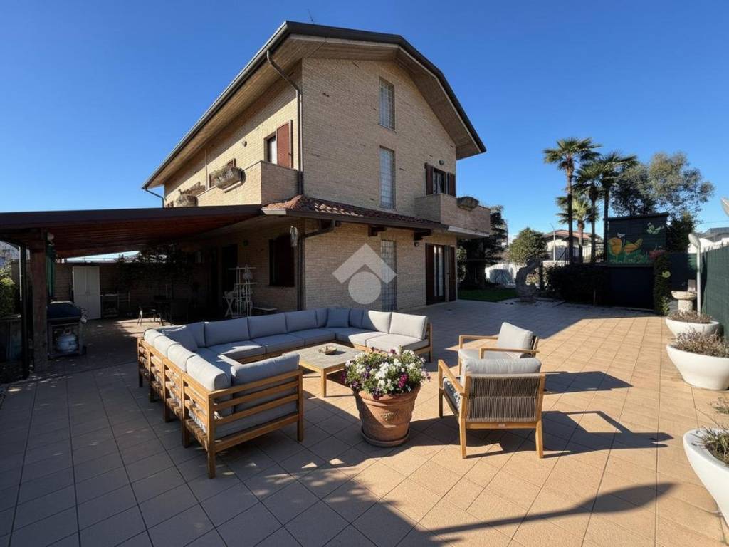 appartamento in vendita a Seveso in zona Baruccana