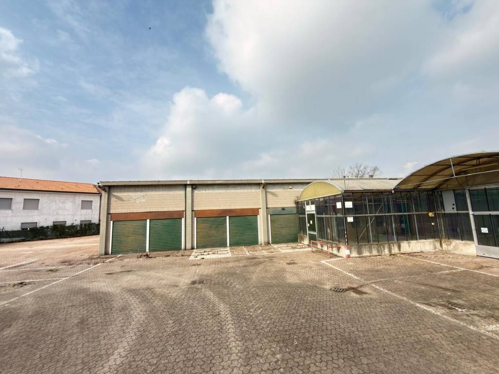 locale commerciale in vendita a Seveso