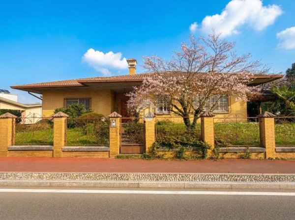 casa indipendente in vendita a Seveso in zona Baruccana
