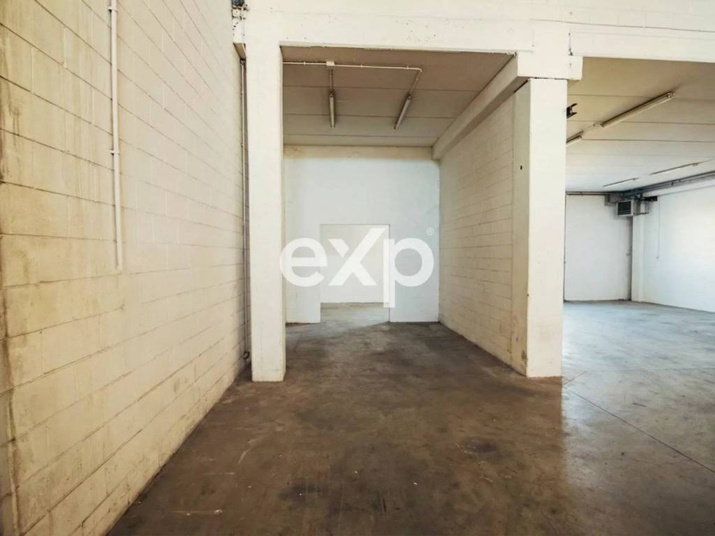 locale commerciale in vendita a Seveso in zona Baruccana