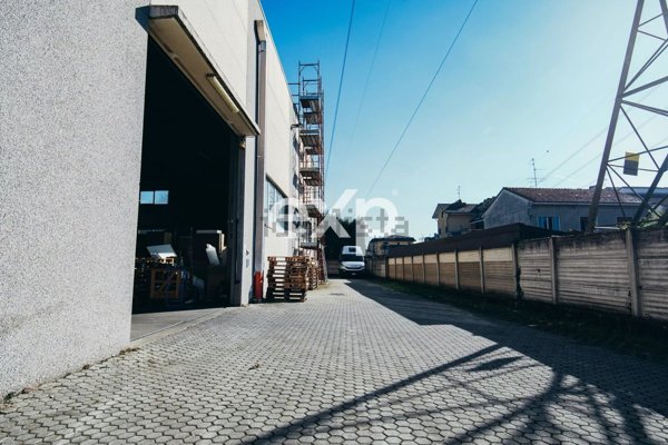 capannone in vendita a Seveso in zona Baruccana