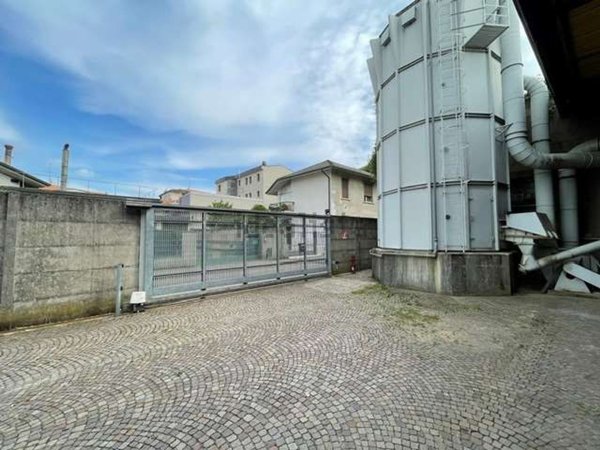 capannone in vendita a Seveso in zona Baruccana