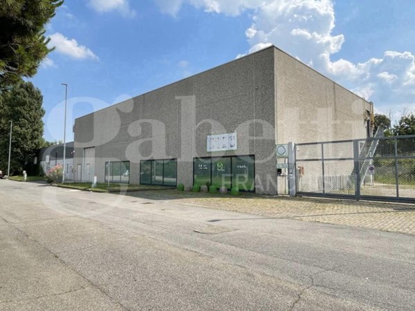 capannone in vendita a Seveso in zona Baruccana