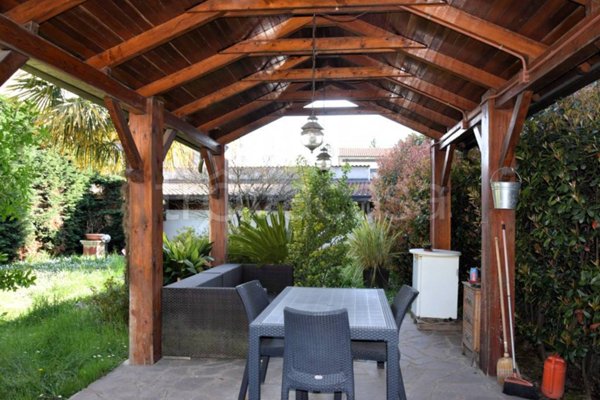 casa indipendente in vendita a Seveso in zona Baruccana