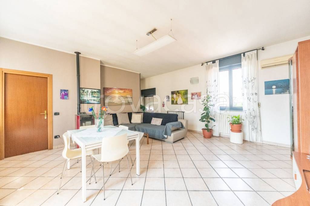 appartamento in vendita a Seveso in zona Baruccana