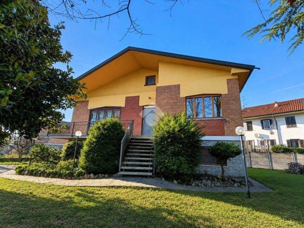 casa indipendente in vendita a Seveso in zona Baruccana