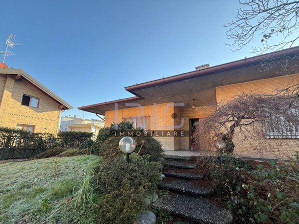 casa indipendente in vendita a Seveso in zona Baruccana
