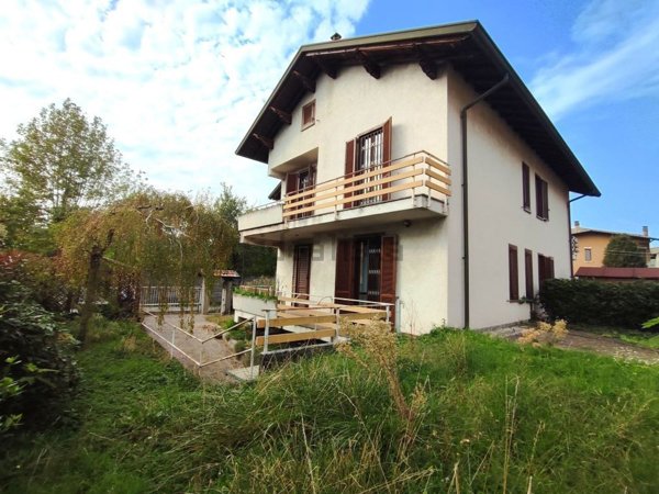 casa indipendente in vendita a Seveso in zona Baruccana