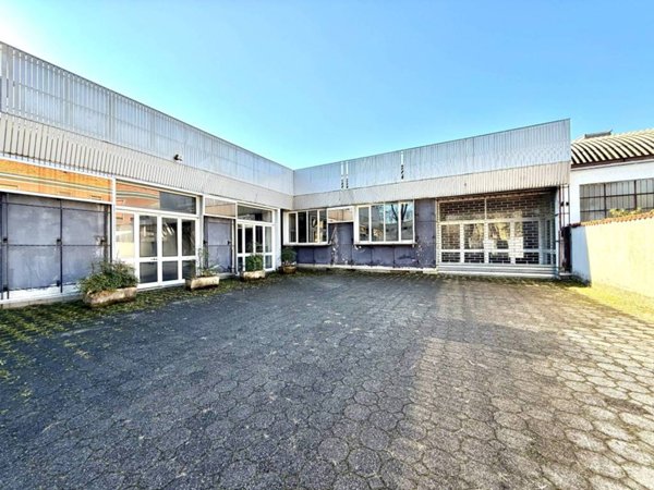 locale commerciale in vendita a Sovico