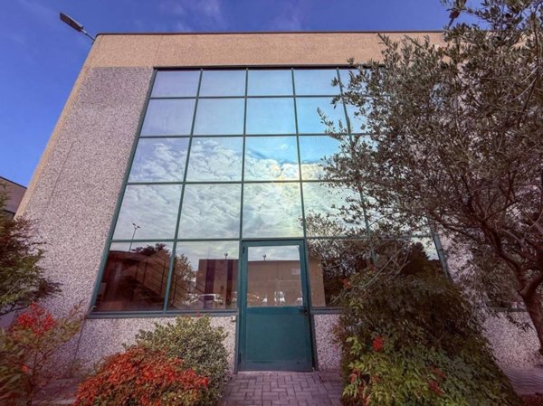 locale commerciale in vendita a Sovico