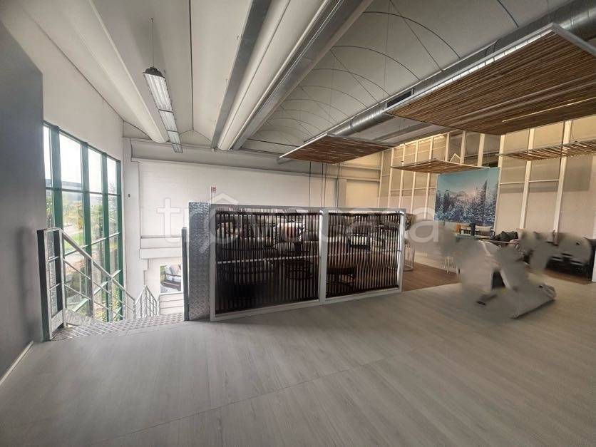 locale commerciale in vendita a Sovico