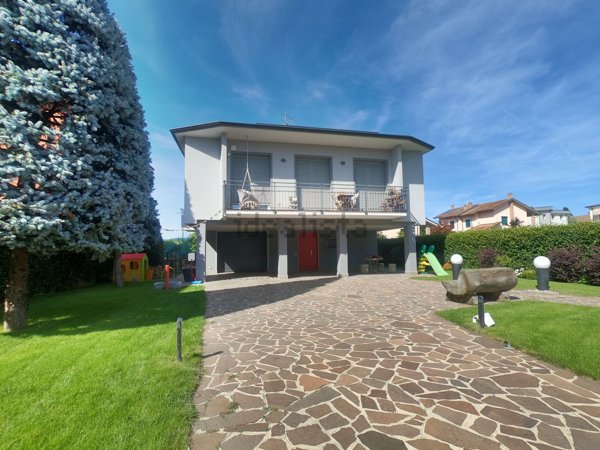 casa indipendente in vendita a Sulbiate