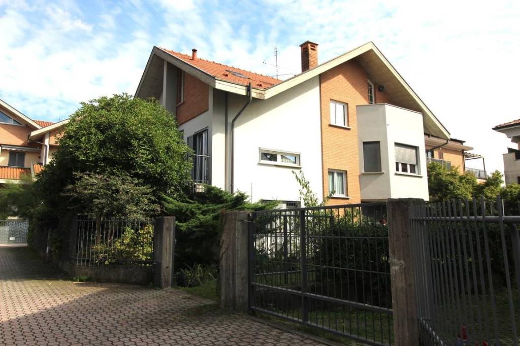 casa indipendente in vendita a Sulbiate in zona Sulbiate Inferiore