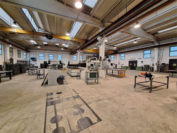 locale commerciale in vendita a Triuggio in zona Canonica Lambro