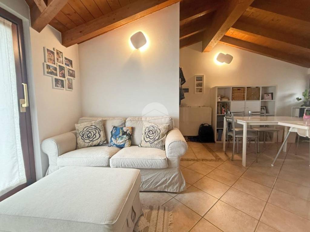 appartamento in vendita a Triuggio in zona Canonica Lambro