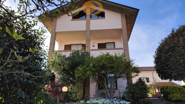 casa indipendente in vendita a Triuggio in zona Canonica Lambro