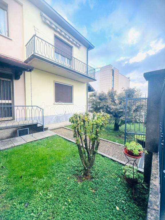 appartamento in vendita a Triuggio in zona Canonica Lambro