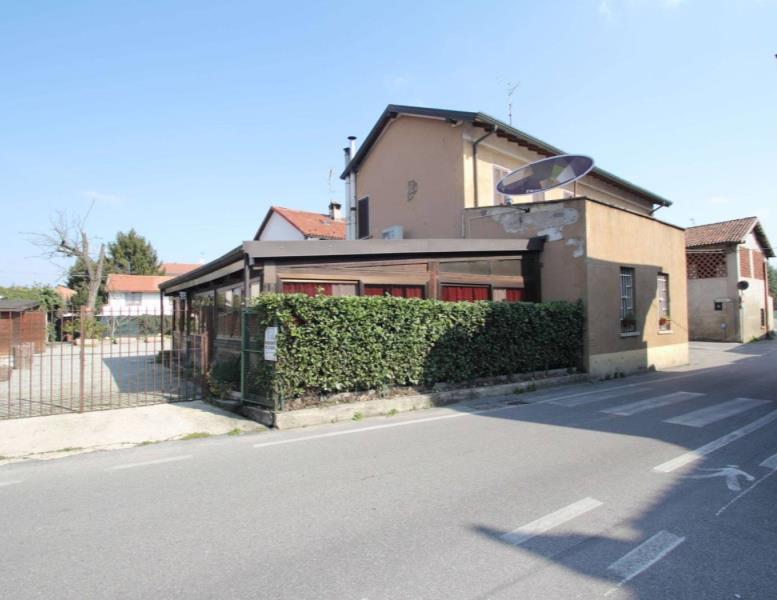 casa indipendente in vendita ad Usmate Velate in zona Corrada