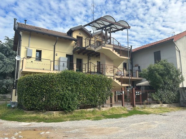 appartamento in vendita ad Usmate Velate in zona Corrada