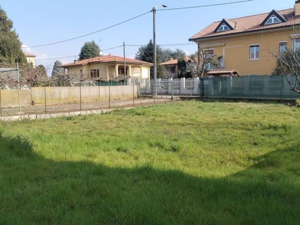 casa indipendente in vendita ad Usmate Velate in zona Corrada