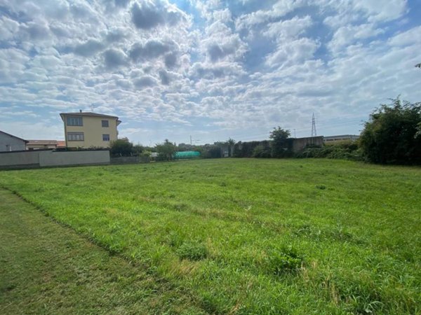 terreno edificabile in vendita ad Usmate Velate