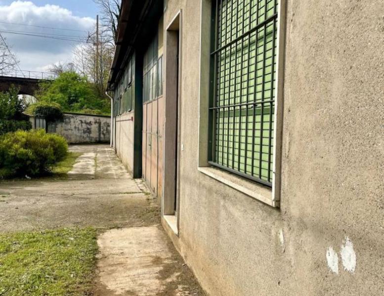 locale commerciale in vendita ad Usmate Velate