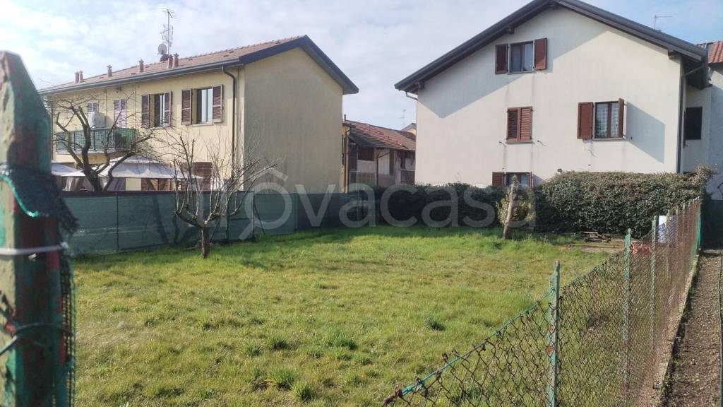 casa indipendente in vendita ad Usmate Velate in zona Corrada