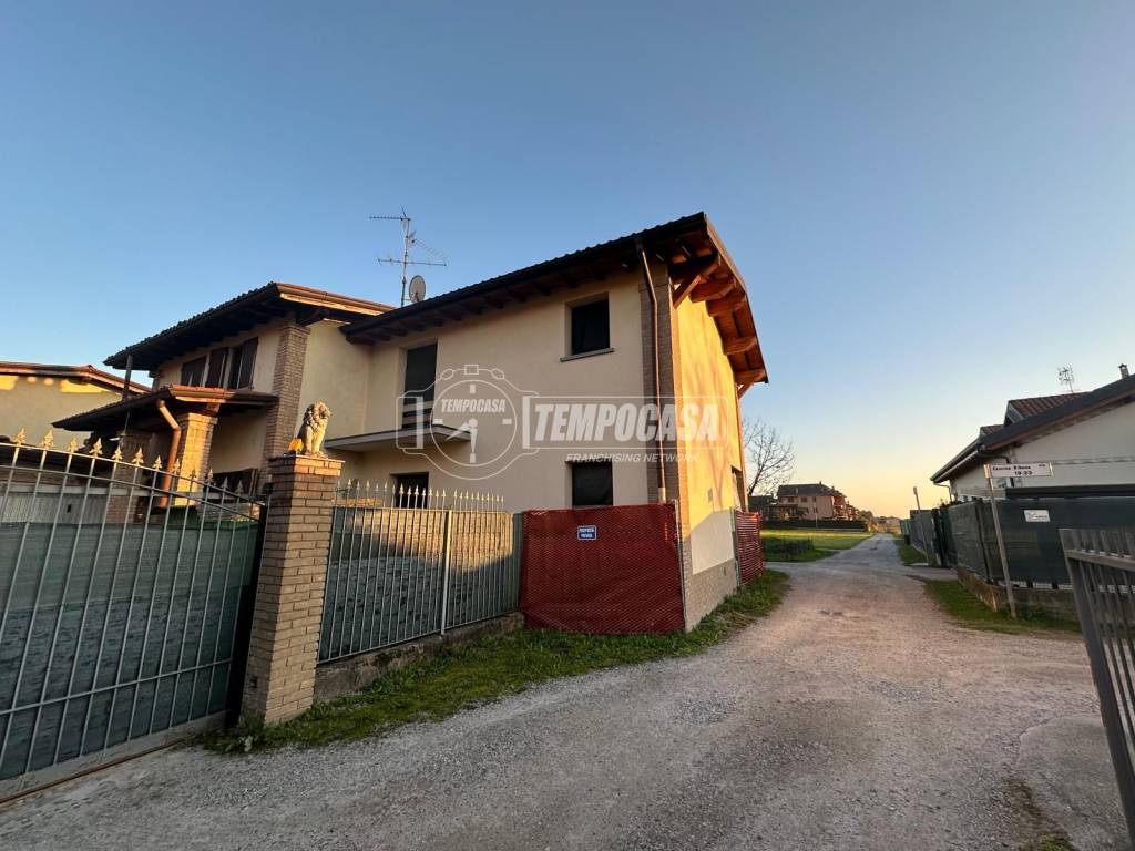 casa indipendente in vendita ad Usmate Velate