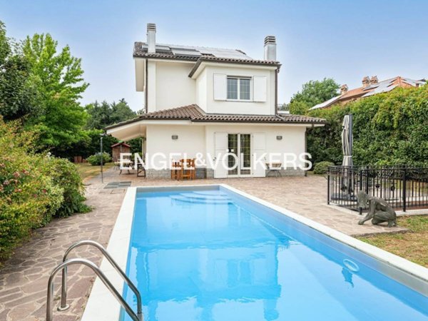 casa indipendente in vendita ad Usmate Velate in zona Mongorio