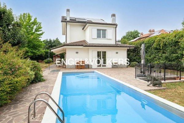 casa indipendente in vendita ad Usmate Velate in zona Mongorio