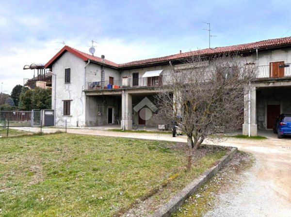 casa indipendente in vendita ad Usmate Velate in zona Corrada