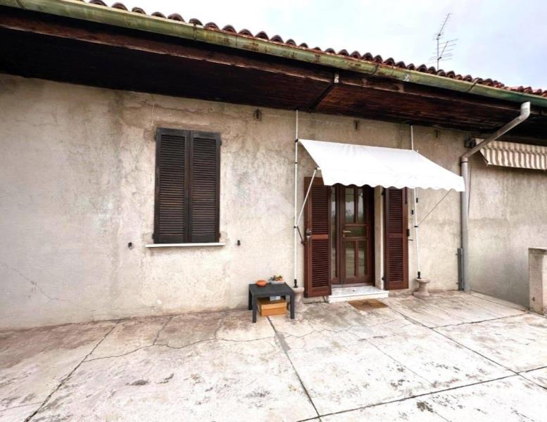 casa indipendente in vendita ad Usmate Velate in zona Corrada