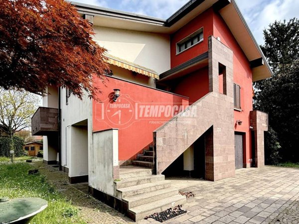 casa indipendente in vendita ad Usmate Velate
