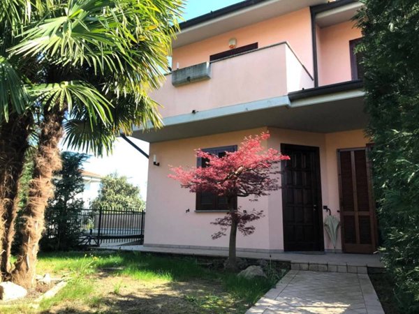 casa indipendente in vendita ad Usmate Velate in zona Dosso