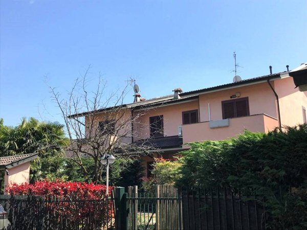 casa indipendente in vendita ad Usmate Velate in zona Mongorio