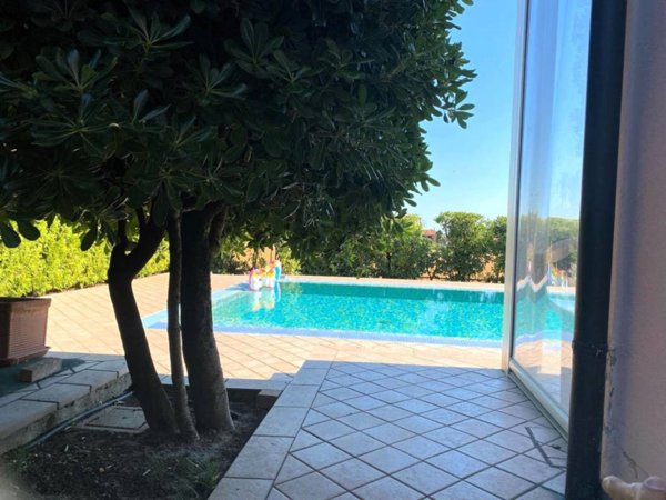 casa indipendente in vendita ad Usmate Velate in zona Mongorio