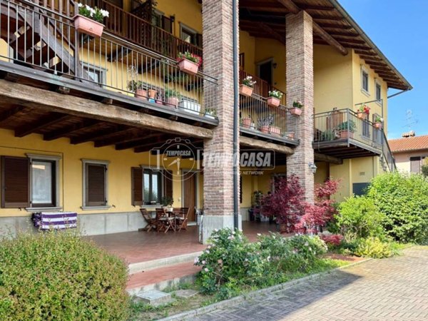 appartamento in vendita ad Usmate Velate in zona Mongorio