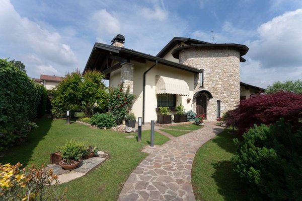 casa indipendente in vendita ad Usmate Velate