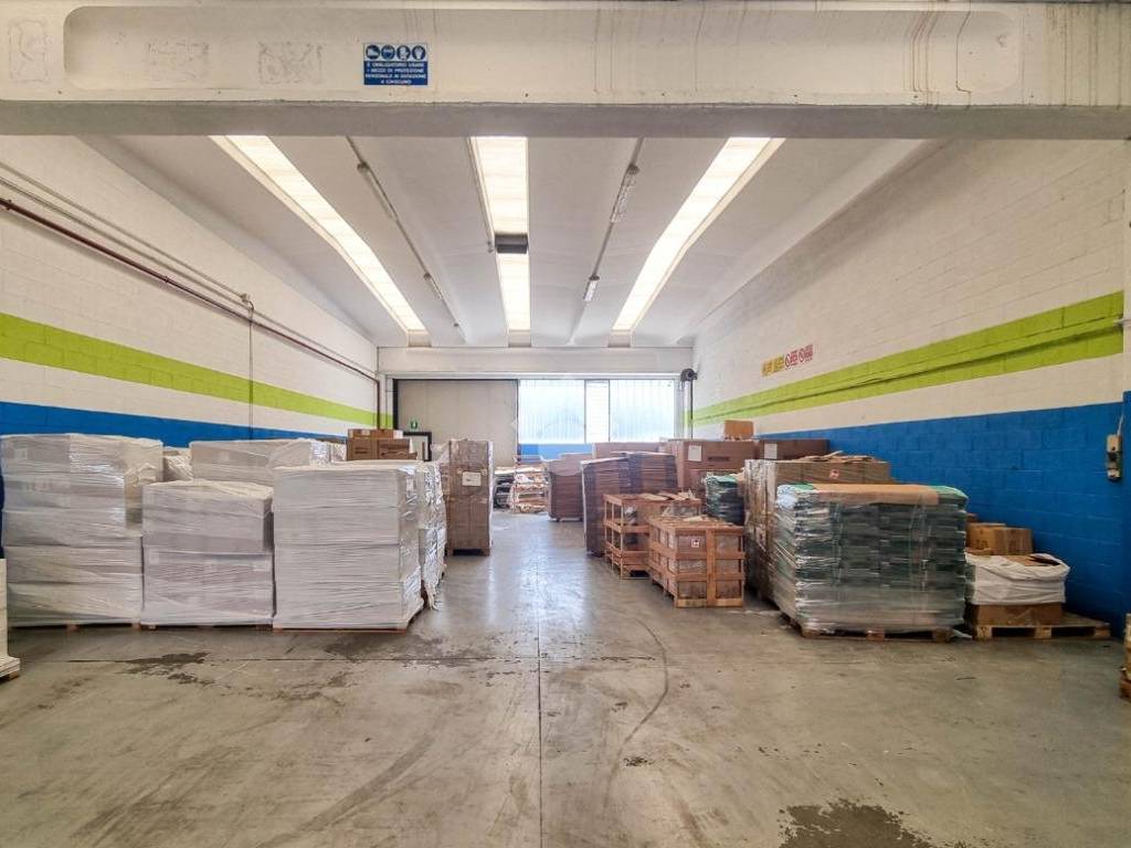 locale commerciale in vendita ad Usmate Velate