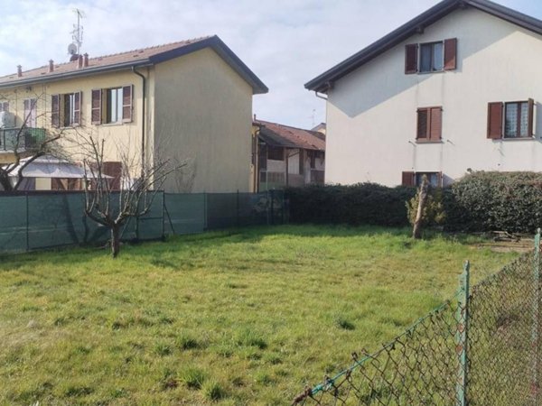 casa indipendente in vendita ad Usmate Velate in zona Corrada