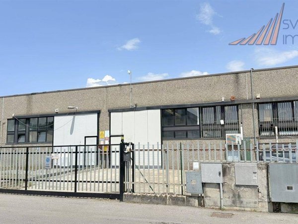 locale commerciale in vendita ad Usmate Velate