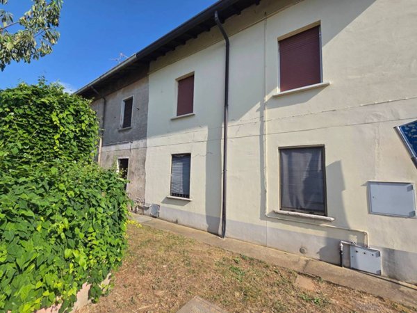 negozio in vendita ad Usmate Velate in zona Mongorio
