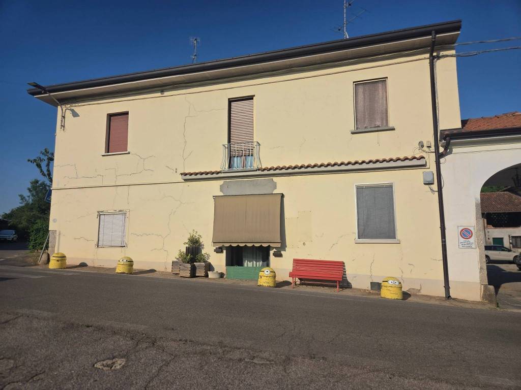 negozio in vendita ad Usmate Velate in zona Mongorio