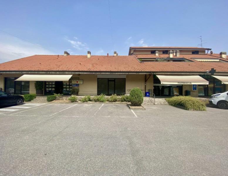 locale commerciale in vendita ad Usmate Velate