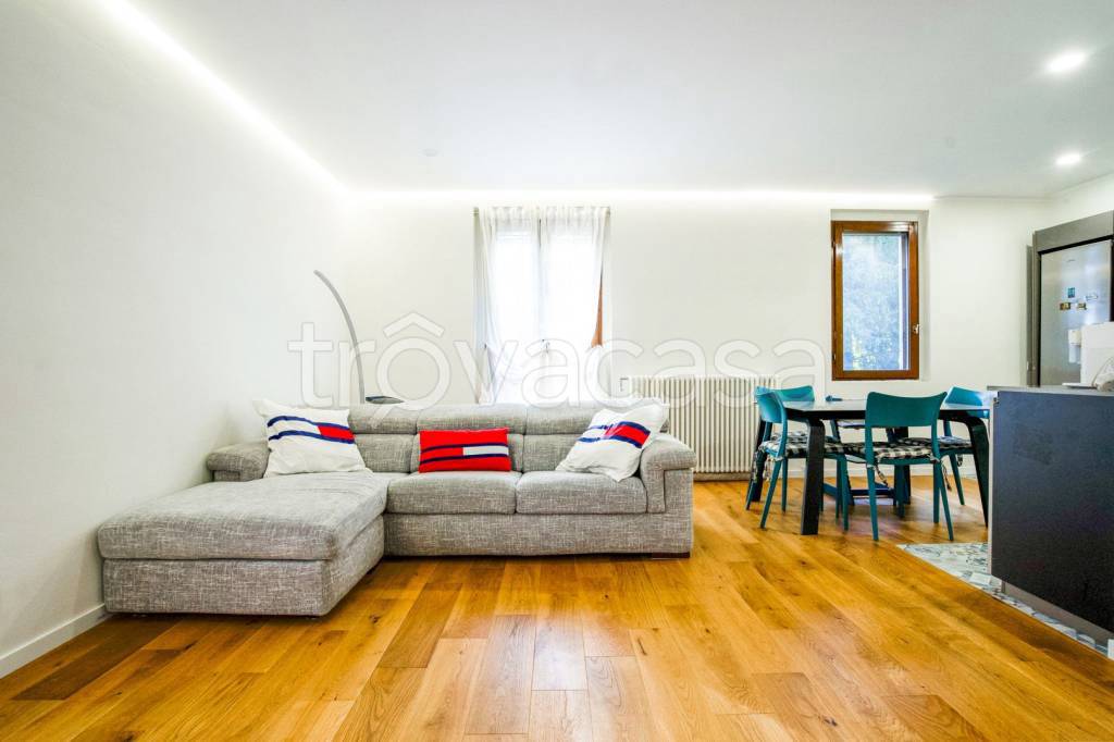 appartamento in vendita ad Usmate Velate