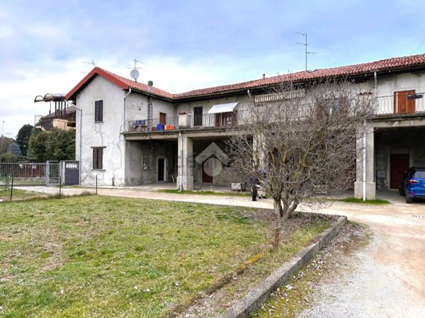 appartamento in vendita ad Usmate Velate in zona Corrada