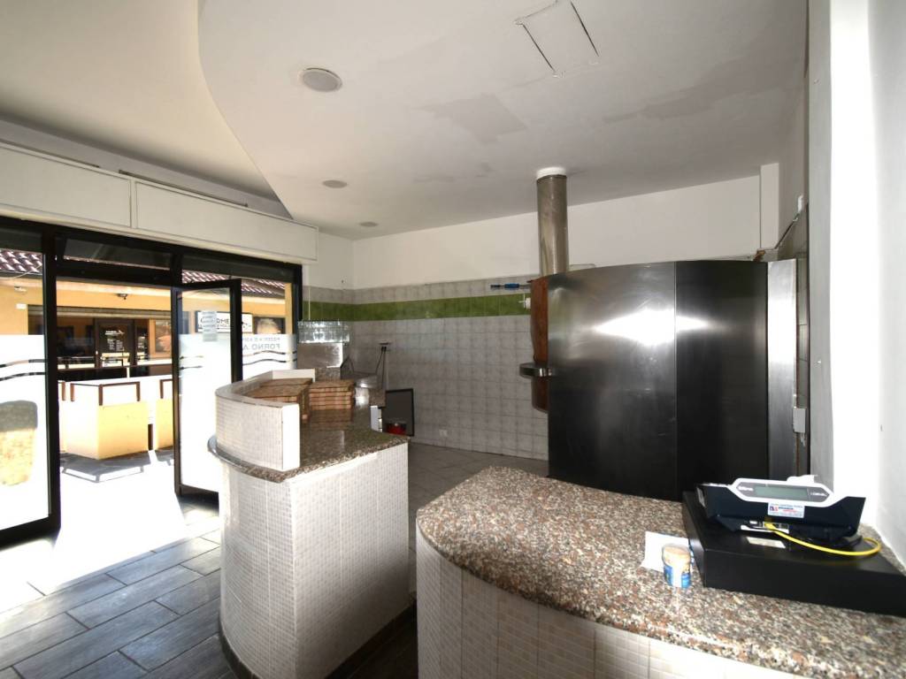 negozio in vendita ad Usmate Velate